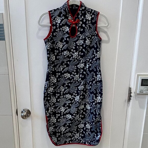 Dark blue and white floral qipao - Picture 2 of 4